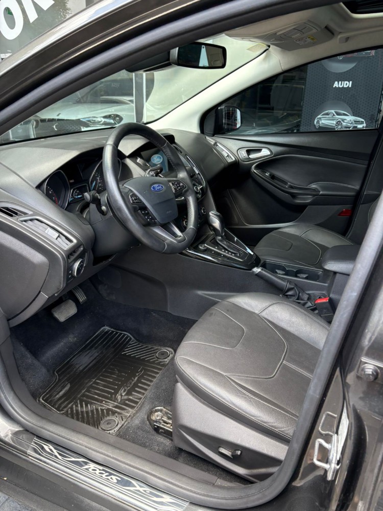 Ford Focus III Titanium sedan — foto 3